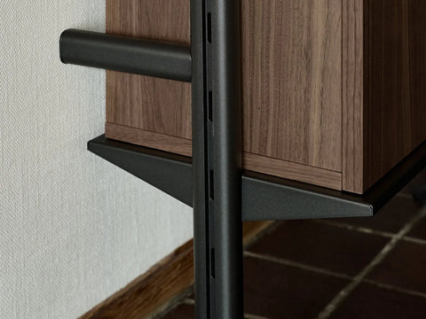 String Furniture Pira pole wall mounted against wood panelling, wall mounting kit detail