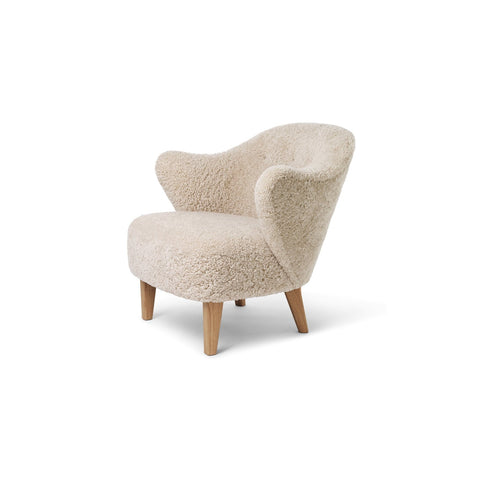 Audo Copenhagen Ingeborg Lounge Chair in Natural Oak with Sheepskin Moonlight, packshot on white
