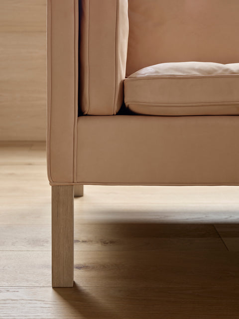 Leg and arm profile detail of the Fredericia Mogensen 2213 sofa in natural tan leather