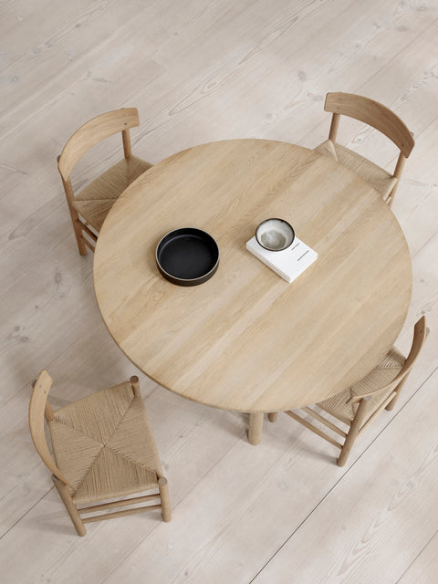 Top view of Fredericia Taro round oak dining table styled with four J39 chairs