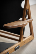 hunting chair arm rest detail in oak smoked and black saddle leather by borge mogensen for fredericia furniture