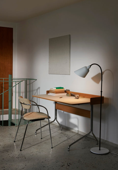 Pavilion AV17 Desk by &Tradition paired with the Bellevue AJ7 lamp and Pavilion AV12 chair in a refined home office setting.