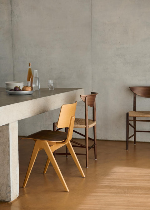 Daystak RD1 Side Chair by &Tradition in beech and walnut at a modern dining table with Scandinavian chairs