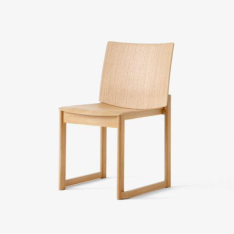 Allwood AV35 Dining Chair by &Tradition in solid oak with sculpted seat and curved backrest, designed by Anderssen & Voll