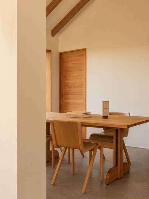 Audo Copenhagen Puffin Dining Table, Rectangular, rectangular oak Puffin Dining Table with Ready Dining Chairs and a Hashira Portable Table Lamp in a minimalist room
