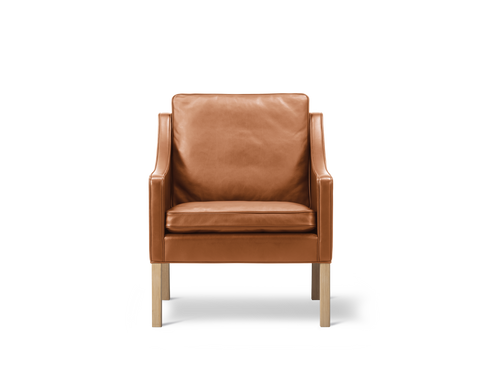 Borge Mogensen 2207 leather armchair in russet brown with oak legs front view by Fredericia