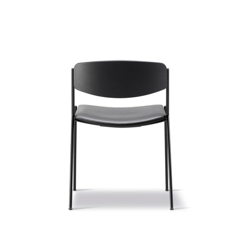 BM3081 Chair with upholstered black leather seat and curved oak backrest, designed for modern dining and contract use.
