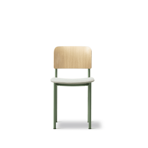Front view of PLAN Chair by Fredericia with upholstered seat, oak backrest, and modernist green steel frame