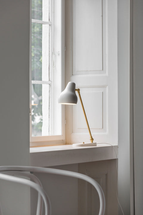 white scandinavian miniamlist table lamp 