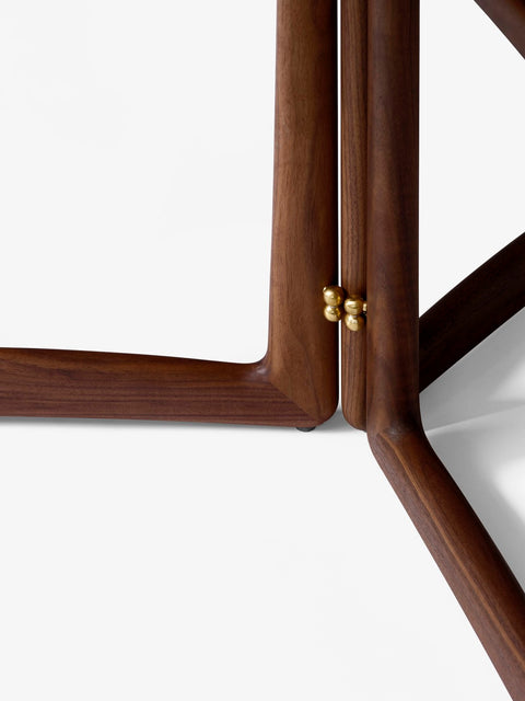 Detail of &Tradition HM5 Drop Leaf Table in oiled walnut – brass hinge and solid wood craftsmanship by Hvidt & Mølgaard