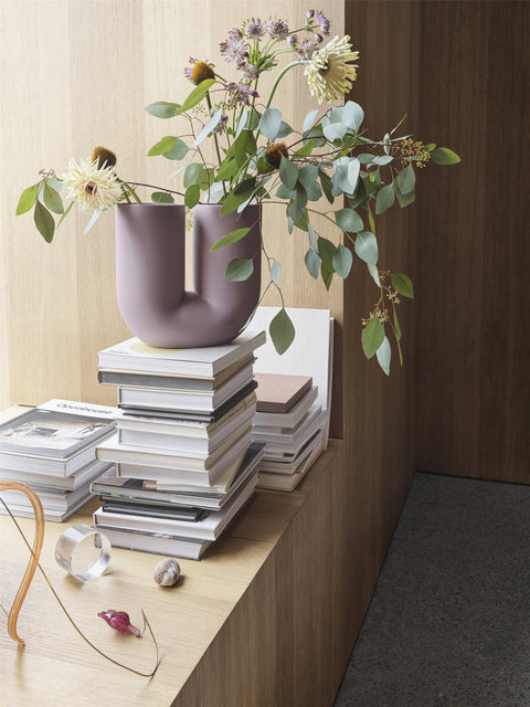 Contemporary design Muuto Kink Vase with decorative flowers in cozy setting