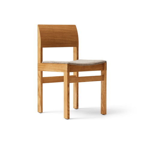 Form & Refine Sonder Chair, Hallingdal 65 and Oak, solid oak dining chair, three-quarter view on white background
