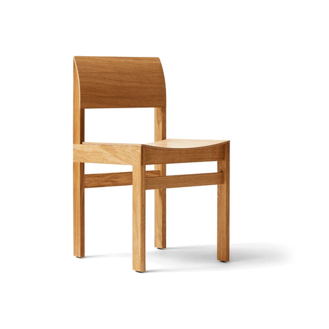 Form & Refine Sonder Chair, Oak, solid oak dining chair, three-quarter view on white background