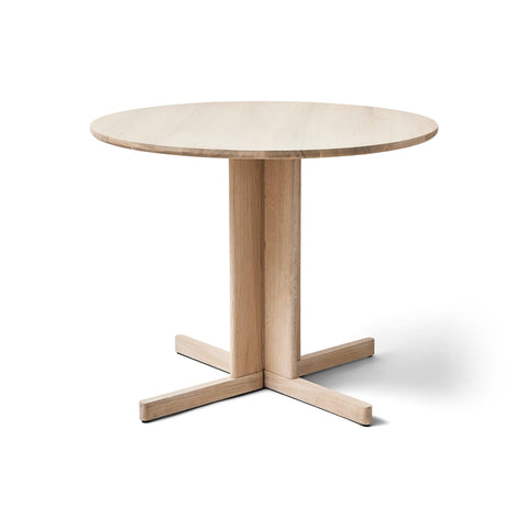 Form & Refine Trefoil Round Table Ø90, White Oak, round oak dining table, three-quarter view on white background