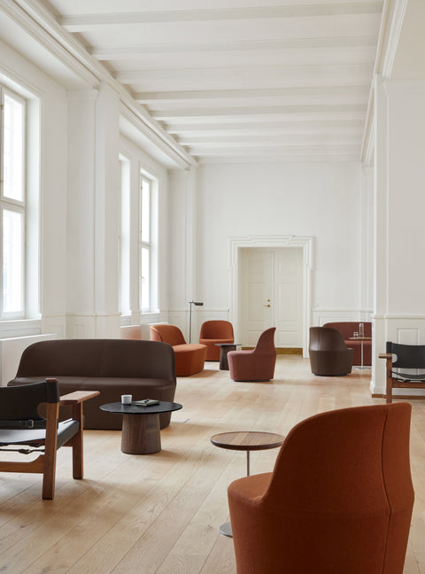 Fredericia Gomo Sofa in dark brown leather with terracotta Gomo Lounge Chairs and walnut Niveau tables in a modern lounge