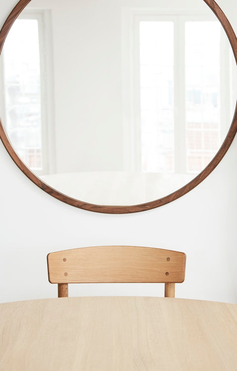 J39 chair with Fredericia Taro round dining table in natural oak in a Scandinavian interior