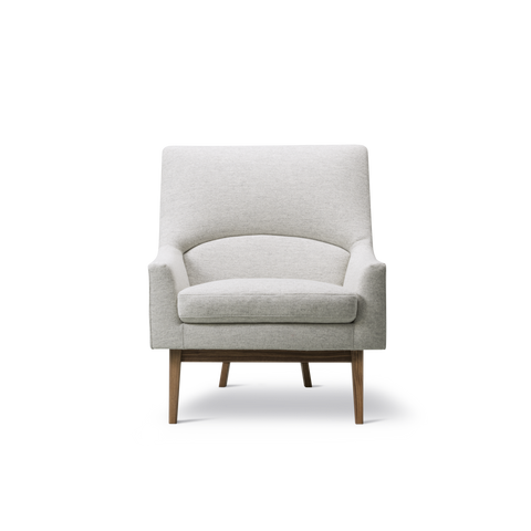 Front view of Jens Risom Lounge Chair 6540 by Fredericia in light grey upholstery with walnut legs