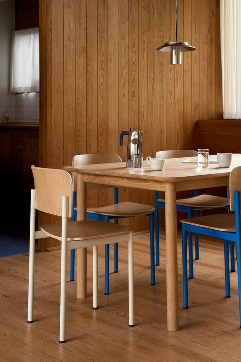 Scandinavian dining chairs and dining table by fredericia 