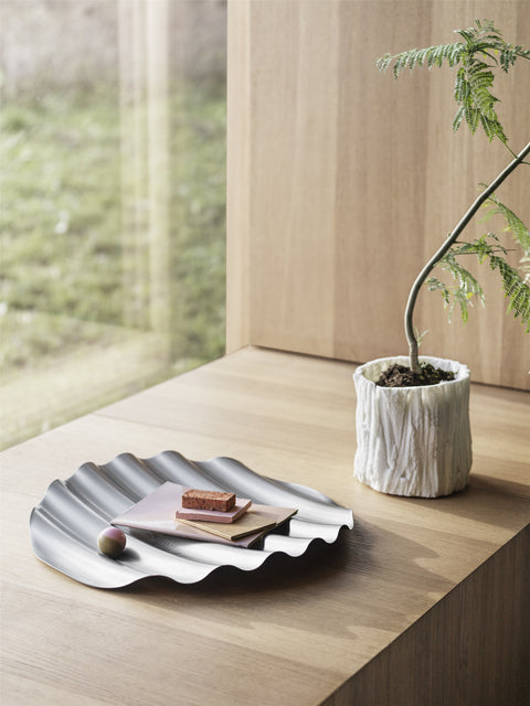 Muuto Wave Tray black design in contemporary Scandinavian interior