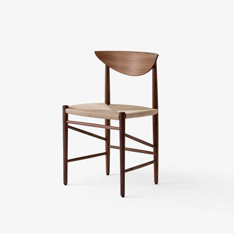 Side view of Drawn HM3 dining chair in oiled walnut by &Tradition, Hvidt & Mølgaard design – Scandinavian furniture with natural paper cord seat