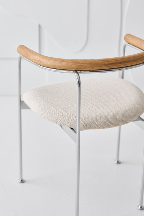 DK3 Baia Chair, close view of the oak back over Balmoral White 02 upholstery