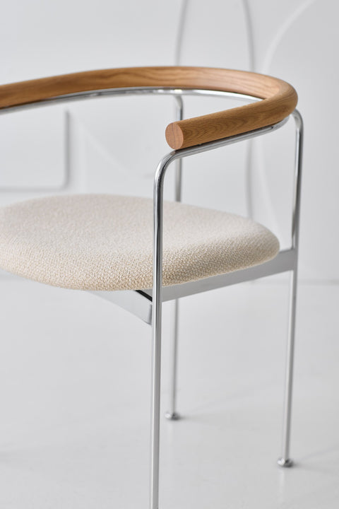 DK3 Baia Chair in Balmoral White 02 with an oak back and chrome frame, close view