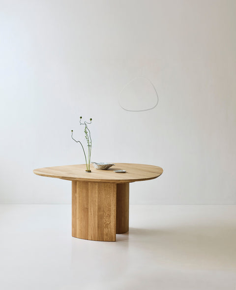 DK3 Tangent Table Round in oiled oak, curved top on a solid wood base