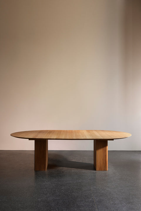 DK3 Ten Table Round in oiled oak extended with two leaves