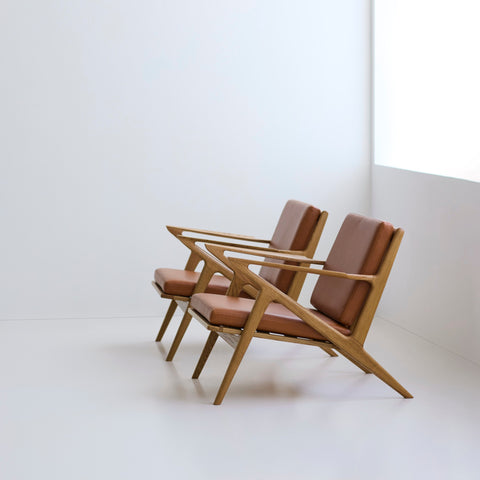 Two DK3 Z Chairs in oiled oak with cognac leather, angled view
