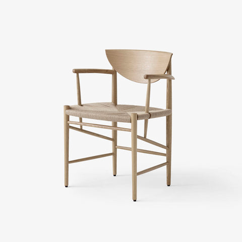 Side view of Drawn HM4 Dining Armchair in oiled oak by &Tradition, designed by Hvidt & Mølgaard – Danish design icon with woven paper cord