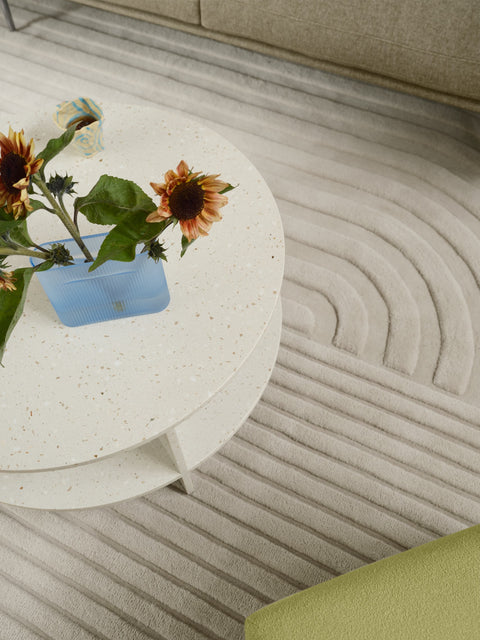 Muuto Halves Coffee Table in off white terrazzo with Ridge vase and Relevo rug detail