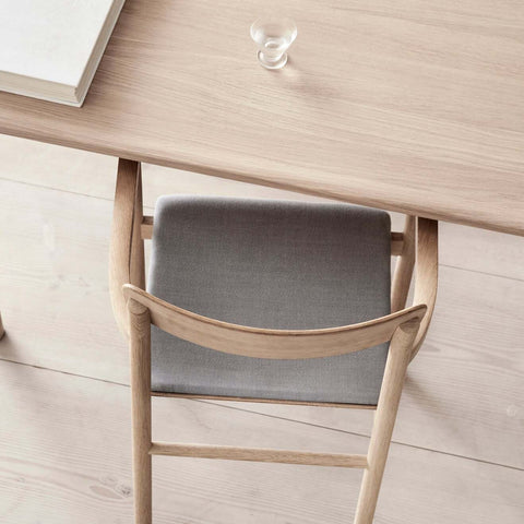 post armchair in oak detail picture designed by fredericia furniture