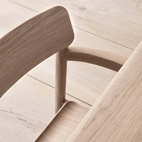 detail image of post dining chair in oak by Fredericia Furniture 