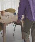 video showing the extendable leafs in the ernest extendable dining table by muuto